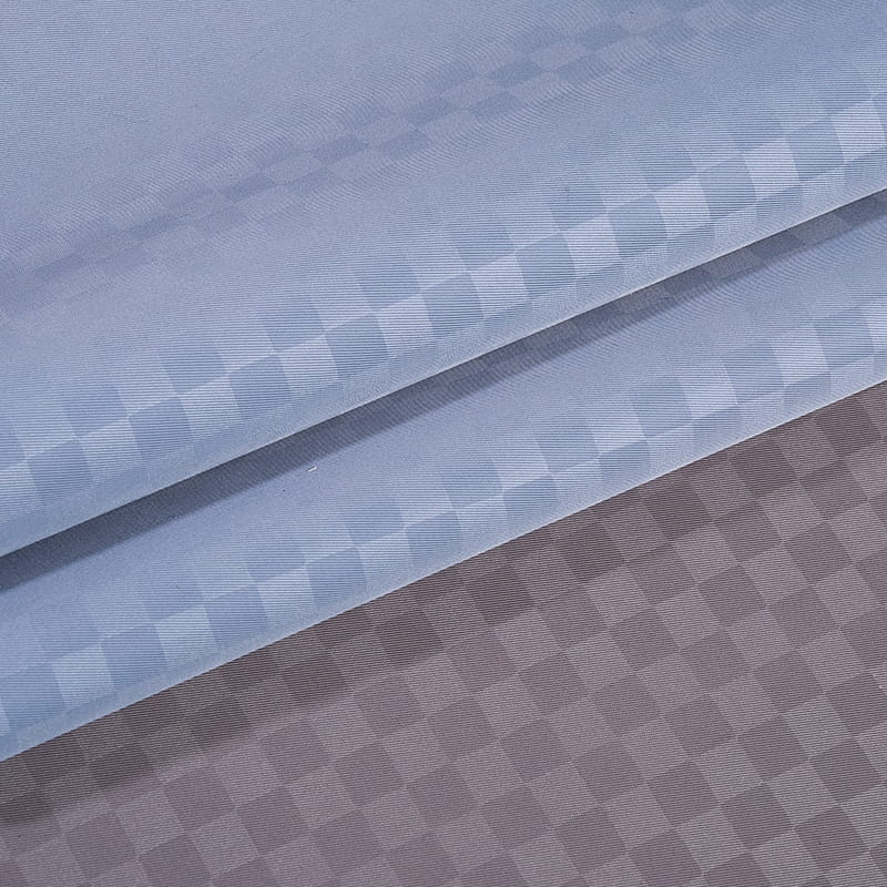 Hoe de productiekosten en eisen van het milieubescherming van gecombineerde polyester -stof in evenwicht te brengen?